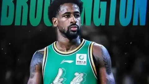 “贵宾西部5队粉丝问候，午安！”